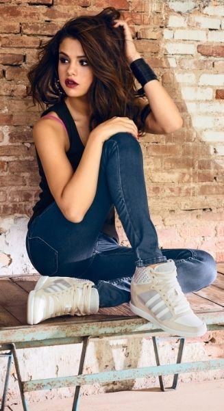 Selena) hey I'm Selena! I'm 18 and single! I sing and model! I have 4 ot…