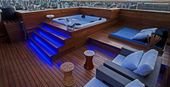 5 Inspirations to Design Luxury Apartment with Hot Tub
