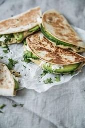 Quesadillas mit Feta, Hummus und Avocado