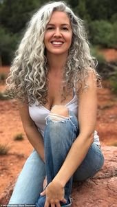 Woman feels sexier than At any time soon after selecting to embrace her silver hair
