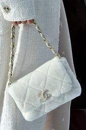 Quelles sont les 10 tendances sacs vues au défilé Chanel à Paris ?