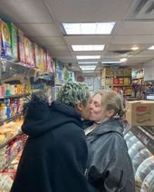 Il bacio tra Hunter Schafer e Dominic Fike ufficializza la coppia su Instagram