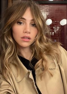 Suki Waterhouse admits she lied about washing her hair with Coca-Cola